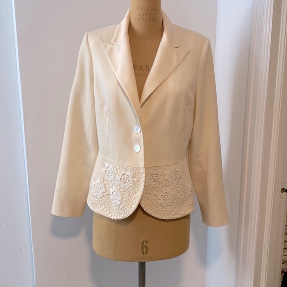 VALENTINO Vintage Cream Blazer and Marching Skirt Size 10 - Picture 2 of 6